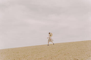 Frau in Vintage-Kleid zu Fuß auf einem abgelegenen Feld auf dem Lande - ERRF03084