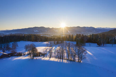 Deutschland, Bayern, Buchberg, Drohnenansicht des Alpenvorlandes bei Wintersonnenaufgang - SIEF09724