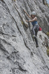 Bergsteigerin beim Klettern an der Felswand - FVSF00026