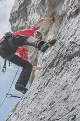 Bergsteiger beim Klettern an einer Felswand - FVSF00027