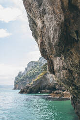 Spanien, Canrabria, Steilküste von Faro del Caballo - FVSF00040