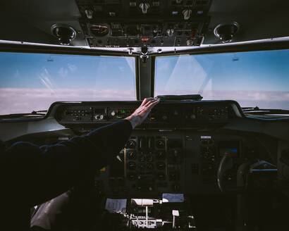 Person im Cockpit eines Flugzeugs - EYF02288