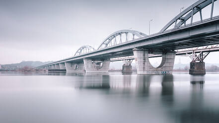 Low Angle Ansicht der Brücke über den Fluss gegen Himmel in der Stadt - EYF02349