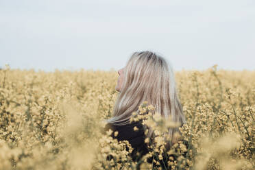 Frau stehend auf dem Feld - EYF02391