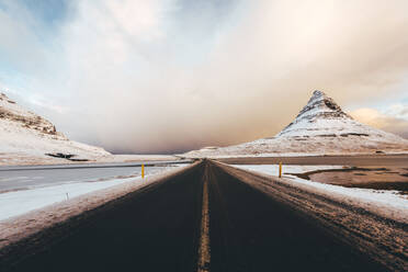 Schneebedeckter Berg gegen Himmel - EYF02405