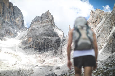 Rear View Of Man Wandern auf Felsen gegen den Himmel - EYF02412