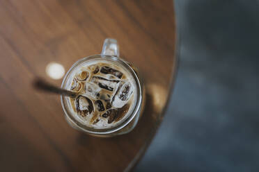 High Angle View of Eiskaffee auf dem Tisch - EYF02416