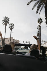 Rückenansicht von zwei jungen Frauen in einem Cabrio, Newport Beach, USA - LHPF01213