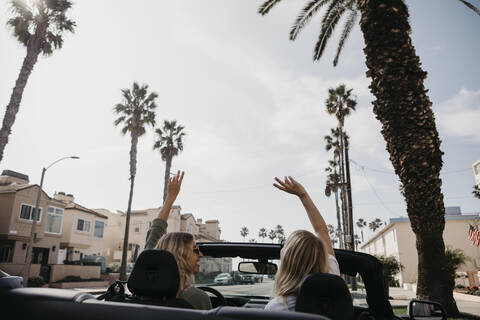 Rückenansicht von zwei jungen Frauen in einem Cabrio, Newport Beach, USA, lizenzfreies Stockfoto