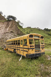Costa Rica, Puntarenas, Monteverde, Verlassener Schulbus - VEGF01852