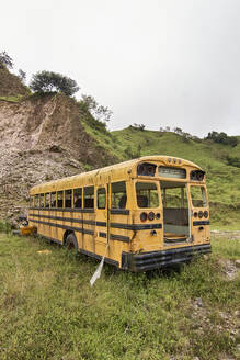 Costa Rica, Puntarenas, Monteverde, Abandoned school bus - VEGF01852