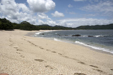 Costa Rica, Sandy coastal beach in Manuel Antonio National Park - VEGF01859