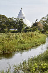Sri Lanka, Central Province, Kandy, Pond in front of Buddhist temple - VEGF01861