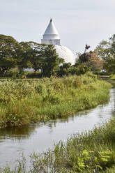 Sri Lanka, Zentralprovinz, Kandy, Teich vor einem buddhistischen Tempel - VEGF01861