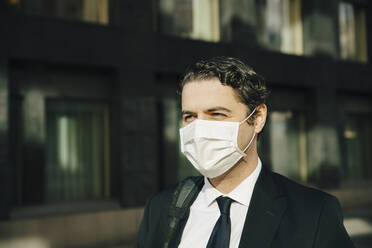 Businessman with face mask - MASF17318