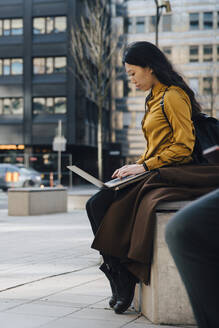Frau bei der Arbeit im Freien mit Laptop - MASF17324