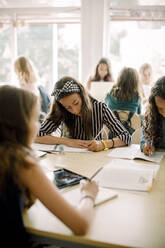 Studentinnen beim Lernen im Klassenzimmer - MASF17419