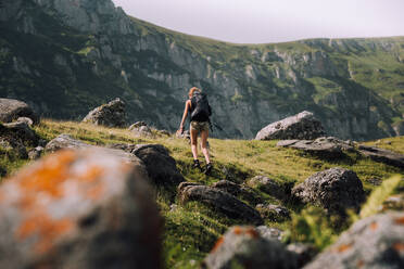 Low Angle View of Female Hiker mit Rucksack Wandern auf Berg - EYF02531