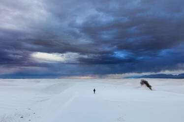 Scenic Ansicht von Schnee bedeckte Landschaft gegen Himmel - EYF02532