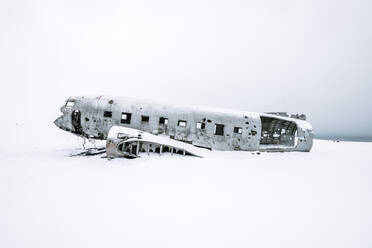 Verlassenes Flugzeug gegen klaren Himmel im Winter - EYF02592