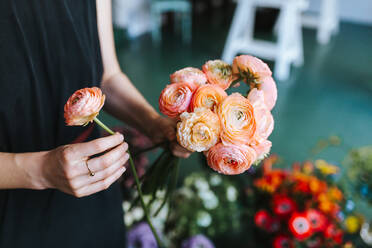 Midsection of Florist Arranging Blumen während der Arbeit im Laden - EYF02651