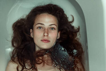 Porträt der schönen jungen Frau in der Badewanne - EYF02663