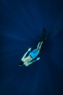 High Angle View Of Shirtless Man Schwimmen Unterwasser - EYF02727