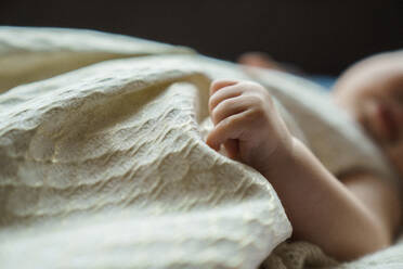 Mittelteil eines Baby-Mädchens zu Hause liegend - EYF02752