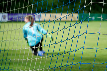 Rückansicht einer Frau, die auf einem Fußballfeld spielt - EYF02787