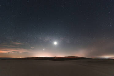 Scenic Ansicht der Landschaft gegen Star Field bei Nacht - EYF02813