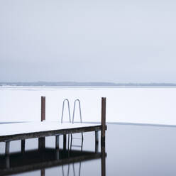 Pier von gefrorenen See gegen Himmel - EYF02821