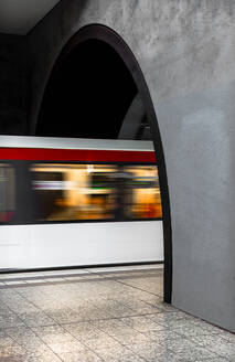 Unscharfe Bewegung eines Zuges bei der Einfahrt in einen Tunnel - EYF02850