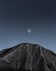 Low Angle View of Mountain gegen klaren Himmel in der Abenddämmerung - EYF02869