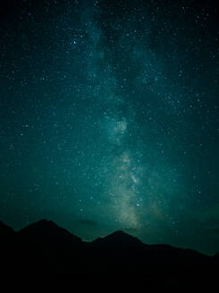 Low Angle View Of Silhouette Berg gegen Star Field - EYF02917