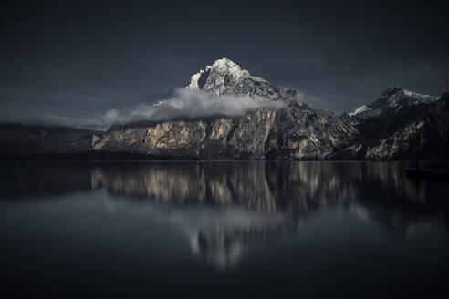 Scenic Blick auf den See von schneebedeckten Bergen gegen den Himmel - EYF02972