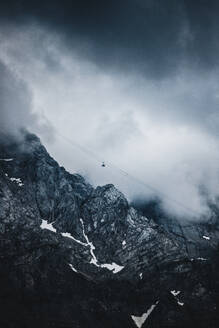 Low Angle View of Snowcapped Mountain gegen Himmel - EYF02994