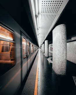 Zug im Bahnhof - EYF02999