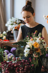 Woman Holding Flower Bouquet - EYF03071