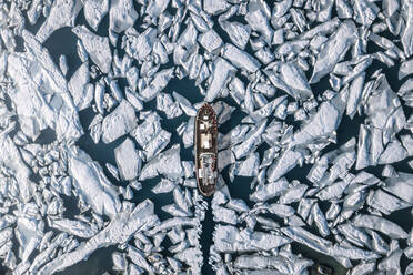 Luftaufnahme eines Schiffes inmitten eines Gletschers im Meer - EYF03075