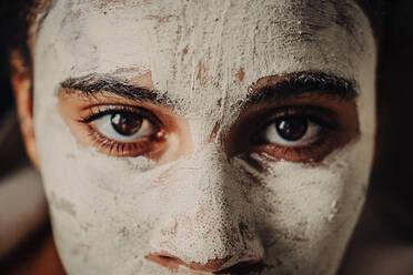 Cropped Porträt von Teenager-Mädchen mit Gesichtsmaske - EYF03169