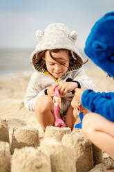 Schwestern machen Sandburgen am Strand - EYF03198