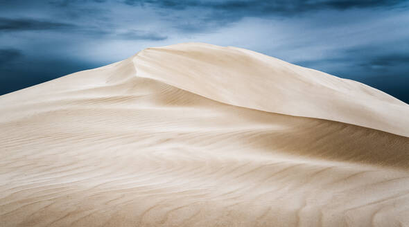 Sanddünen in der Wüste gegen den Himmel - EYF03202