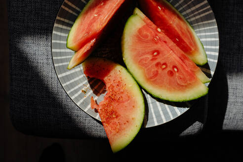 High Angle View of Melon In Platte auf dem Tisch - EYF03246