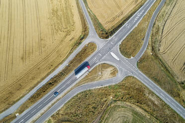Deutschland, Bayern, Drone Ansicht der Straße Kreuzung zwischen Landschaft Felder im Sommer - RUEF02713