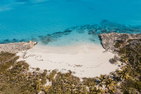 Karibik, Bahamas, Exuma, Drohnenansicht von Pretty Molly Beach - DAWF01304