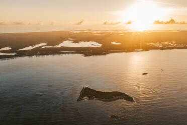 Karibik, Bahamas, Drohnenansicht der Nordostküste von Exuma bei Sonnenuntergang - DAWF01307