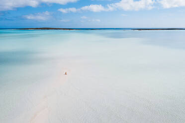 Frau geht auf weißem Sandbank im Meer, Bahamas, Karibik - DAWF01313