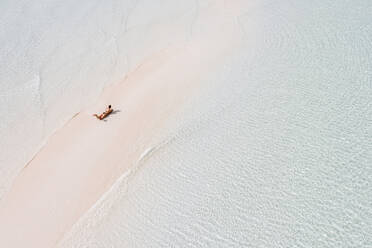 Frau sonnt sich auf einer weißen Sandbank im Meer, Bahamas, Karibik - DAWF01314