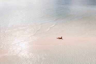 Frau sonnt sich auf einer weißen Sandbank im Meer, Bahamas, Karibik - DAWF01316