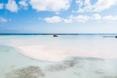 Lange weiße Sandbank am Coco Plum Beach, Exuma, Bahamas, Karibik - DAWF01318